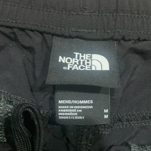 North face shorts - Picture 3 of 4